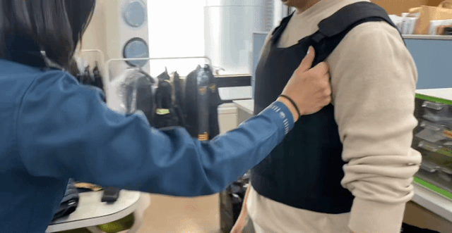 서울 서대문구 미근동 경찰청 장비운영과 사무실에서 10일 윤설화 경사가 방검 내피를 착용하고 있는 기자의 가슴을 흉기로 찌르고 있다. 황아연 순경