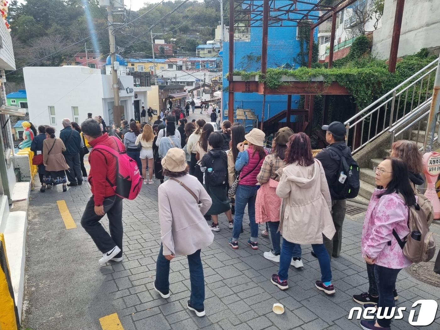 '과잉관광 몸살' 부산 감천문화마을…주민 수는 '반토막'[지방소멸은없다]