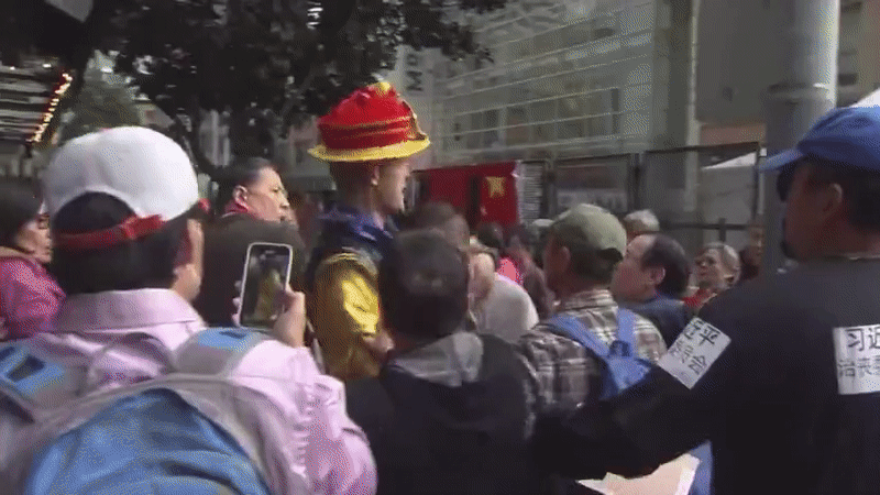 시진핑 중국 국가 주석이 미국을 방문한 가운데 시 주석을 지지하는 친중 세력과  반중 세력간에 곳곳에서 충돌하는 폭력사태가 일어났다./ 엑스