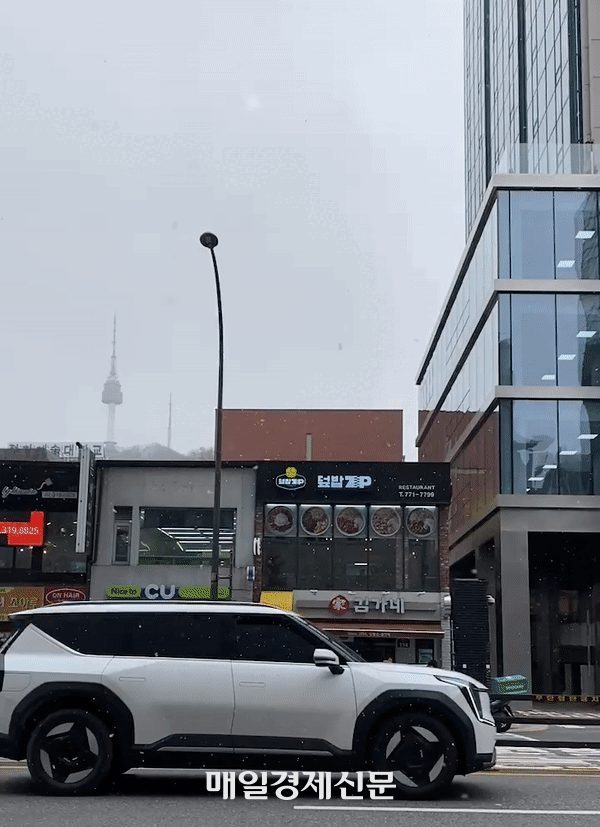 17일 오후 12시께 서울 중구 일대에서 관측된 올해의 첫눈. 밤사이 기온이 떨어지면서 찬바람이 불고 있다. [매경DB]