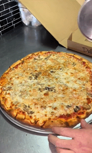 숏폼 플랫폼 틱톡의 인플루언서 ‘피자 제이 라이언’(pizzajayryan)은 미국 현지시간으로 지난 9일 피자를 능숙하게 잘라 크기를 줄인 한 요리사의 영상을 올렸다. 이 영상은 미국에서 ‘배달용 피자 빼먹기’ 논란을 불러왔다. 제이 라이언 틱톡 영상 캡처