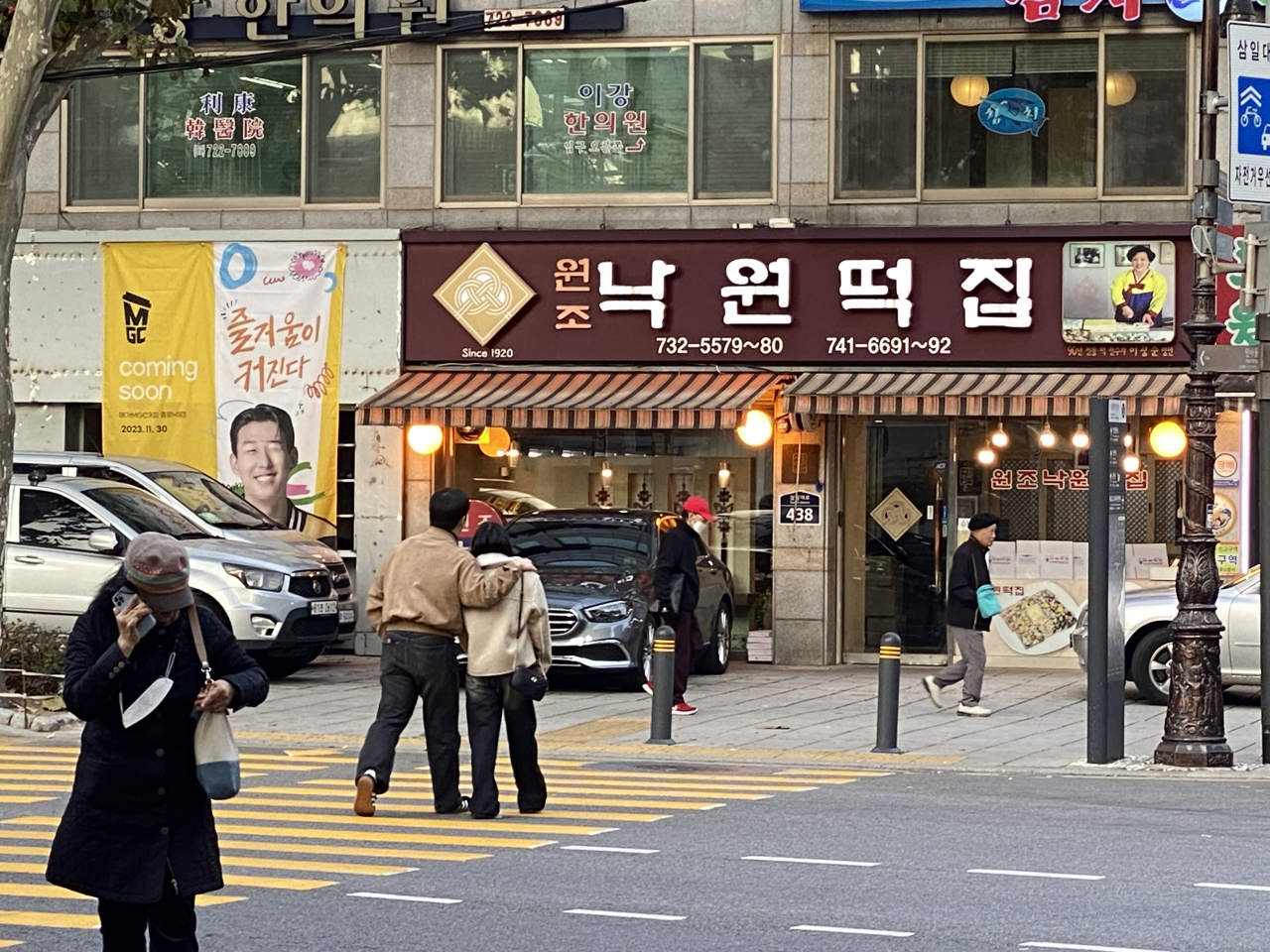 [From the scene] Nakwondong's storied rice cake store