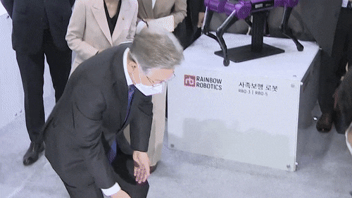 2021년 10월 28일 이재명 당시 더불어민주당 대선후보가 경기도 고양 킨텍스에서 열린 2021 로보월드에 방문해 사족보행 로봇 구동 시연을 보던 중 로봇의 몸체를 뒤집고 있다. /TV조선