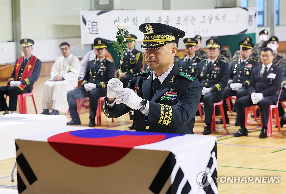 헌화하는 류승민 육군 제51사단장