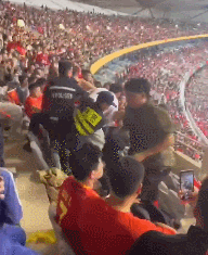 토트넘 유니폼을 입고 경기장내서 소란을 빚은 한 중국인 관람객을 경비요원들이 끌어내고 있다.  /영상=바이두 캡쳐