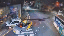 22일 오후 9시 40분께 부산 연제구 연산동의 한 교차로에서 내리막길을 빠른 속도로 달리던 아이오닉5 택시가 돌진해 충돌 직후 순식간에 화염에 휩싸인다. [부산경찰청]