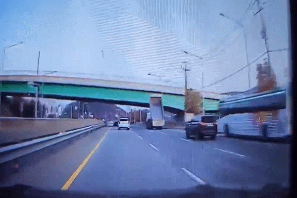 23일 오후 4시 53분 경북 구미 거의동 산호대로에서 적재함을 세워놓고 달리던 15톤 덤프트럭이 교량 하부에 부딪히는 사고가 발생했다. 영상=온라인커뮤니티 '에펨코리아'