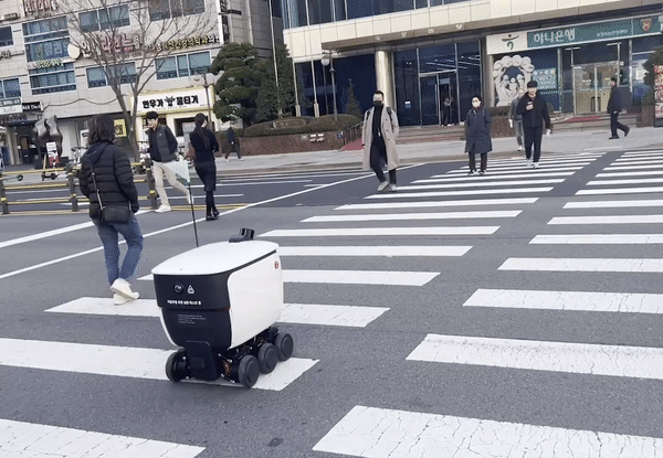 우아한형제들 자율주행 로봇 '딜리'가 코엑스 서편 테헤란로87길 인근 건물 6곳에서 배달 업무를 수행 중이다. (사진=신영빈 기자)