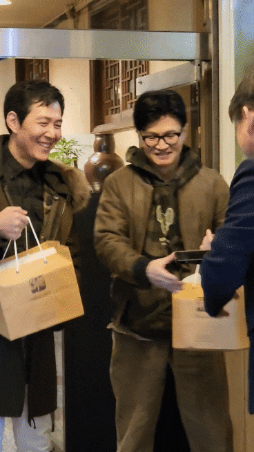 서초동 식당 앞에서 시민을 만난 한동훈 법무부 장관(사진 가운데)과 배우 이정재(사진 왼쪽). /온라인커뮤니티