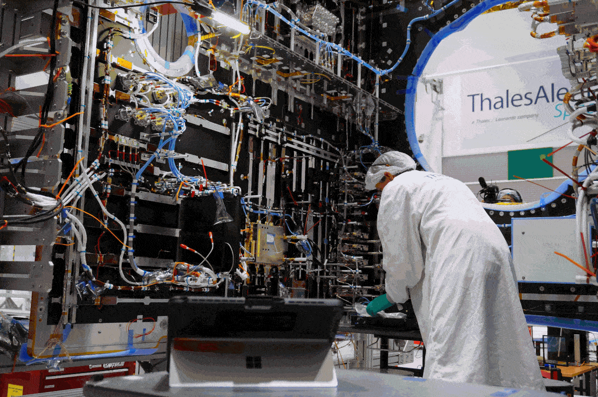 (툴루즈=연합뉴스) 송진원 특파원 = 유럽 최대 위성 제작사인 탈레스 알레니아 스페이스가 프랑스 남부 툴루즈에서 한국의 무궁화위성 6A호를 제작하고 있다. 가운데(황토색) KASS 중계기가 탑재됐다. san@yna.co.kr 2023.11.22.