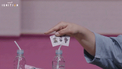 지난해 6월 열린 메이플스토리 이그니션 쇼케이스에서 강원기 디렉터가 “손 모양이 이상하다”며 메이플 빵 스티커를 고쳐 잡고 있다. (사진=메이플스토리 유튜브 캡처)