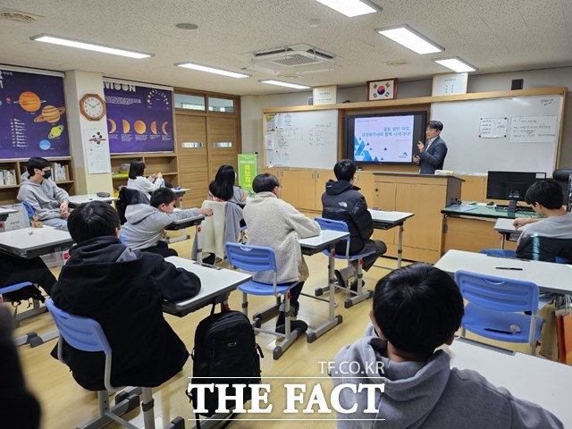 완주군교육통합지원센터는 구이중학교 1학년 학생 24명을 대상으로 4명의 멘토단이 ‘어쩌다 꼰머의 듣보잡(job)’ 진로 특강을 진행했다. /완주군교육통합지원센터