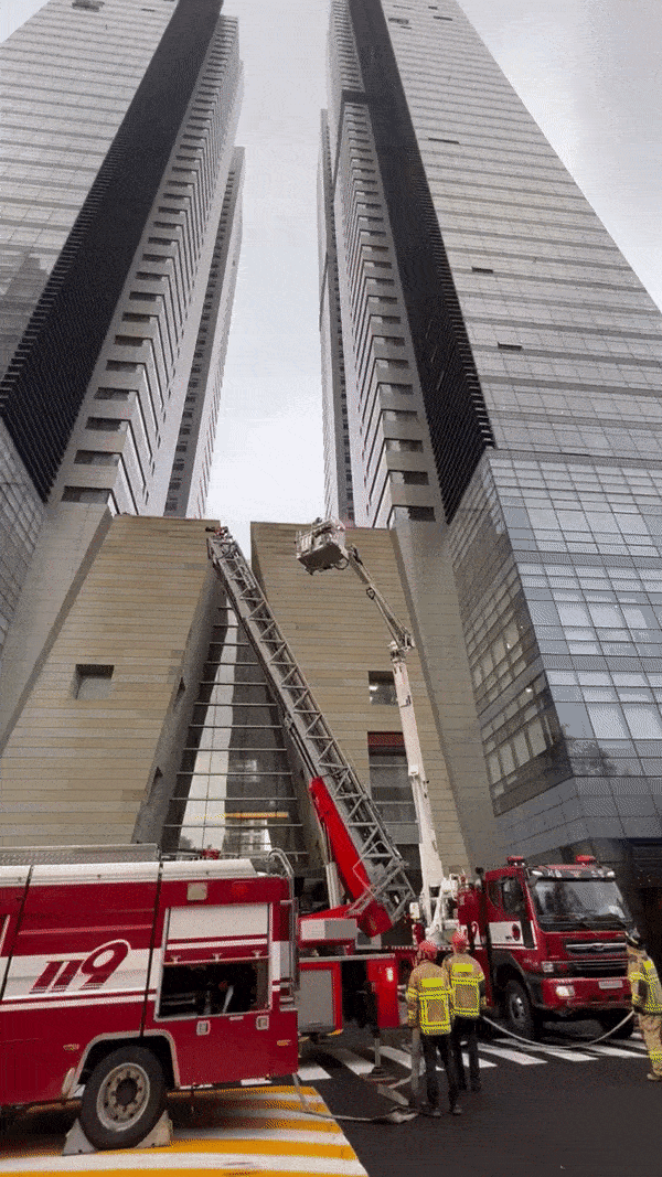 27일 오후 서울 광진구 더클래식 500에서 광진소방서가 화재 대응 훈련을 진행하고 있다, /사진=양윤우 기자