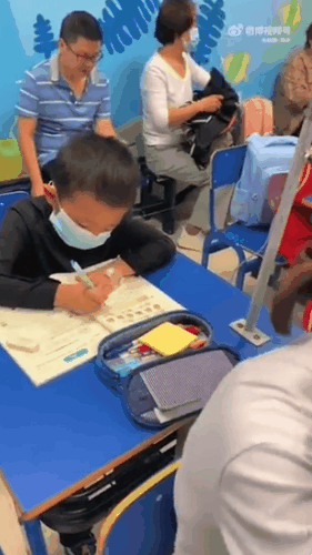 중국의 한 병원에서 어린이 환자들이 정맥주사를 팔에 꽂고 수액을 맞으며 공부를 하는 모습이 포착됐다. 영상=엑스