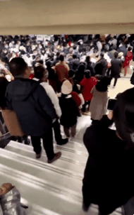 중국 베이징의 한 병원을 찾은 호흡기 질환 환자들이 진료를 기다리고 있다