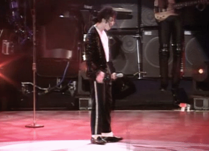 /사진=팝 가수 마이클 잭슨이 '빌리 진'의 문워크 춤을 추는 모습./사진=온라인 커뮤니티