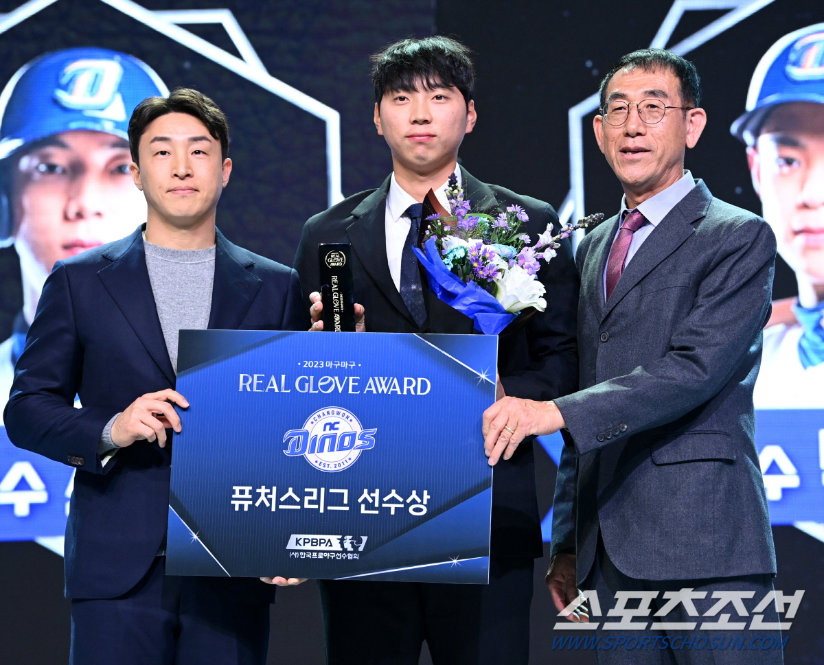 [포토] 퓨쳐스리그 선수상 수상한 NC 최우재 박주찬 서의태