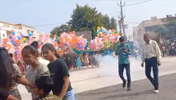 폭죽 불꽃이 튀며 풍선 묶음이 폭발하는 영상. 온라인 커뮤니티 갈무리