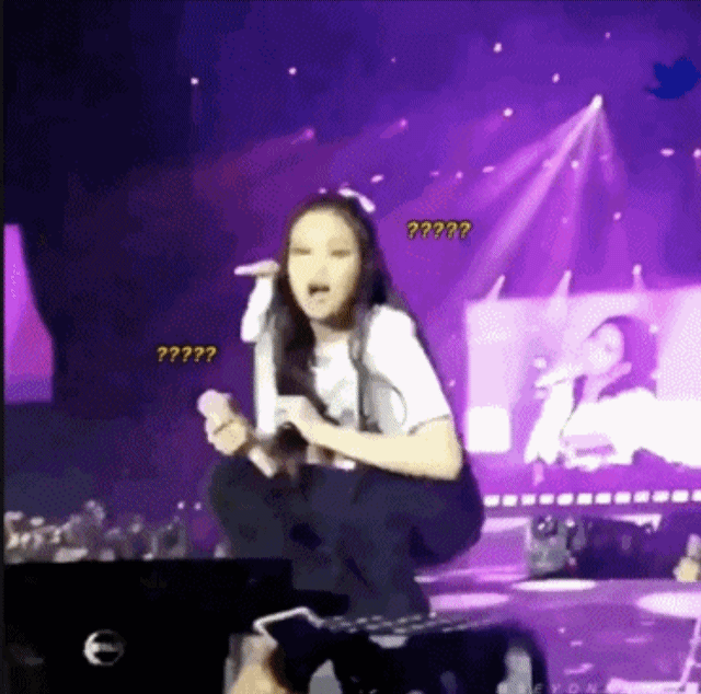 블랙핑크 제니가 삼성전자 모델로 활동할 당시, 팬의 스마트폰이 아이폰인 것을 보고 사진을 거절하는 모습이 화제가 됐다. [온라인 커뮤니티]