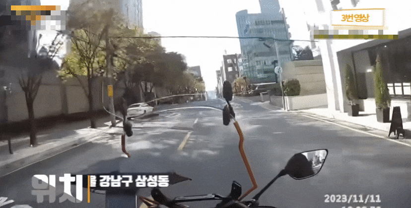서울 도심 한복판에서 고등학생으로 보이는 한 남성이 오토바이 배달원에게 골프채를 휘두르고 있다. /영상=유튜브 갈무리