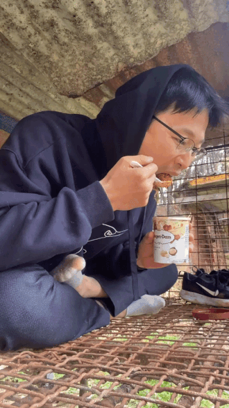 입안에 머금자마자 울렁이는 악취가, 물컹한 식감이, 견딜 수 없어 구역질이 절로 나왔다. 이런 걸 살아 있는 존재들에게 먹인다./사진=남형도 기자