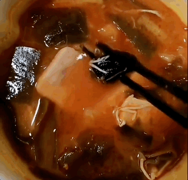 중국의 한 누리꾼이 올린 영상. 즉석 마라탕에 박쥐 몸체로 추정되는 검정색 이물질이 있다. [SNS 갈무리]