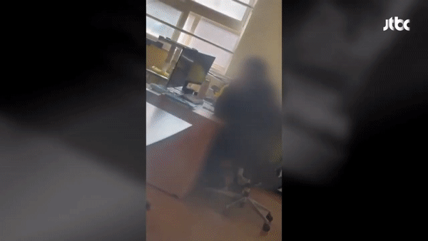 한 초등학교 교사가 교실에서 전자담배를 피우는 모습. (JTBC 갈무리)