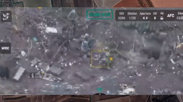 영상에는 우크라이나 병사 한 명이 두 손을 머리 위로 올린 채 대피호에서 나와 뒤로 돌아 땅바박에 업드리는 모습이 담겨 있다. 대피호 입구에서 조금 떨어진 곳에 러시아 병사 약 4명이 총을 겨누고 있는 모습도 보인다.