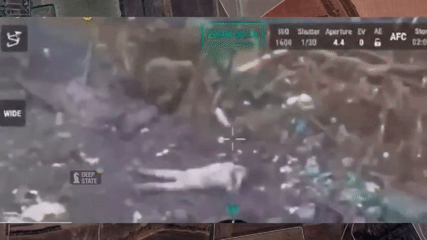 잠시 뒤 대피호에서 두 번째 우크라이나 병사가 나오는 데 부상을 입었는지 몸을 제대로 가누지 못한다. 급기야 그는 입구를 나오자마자 바닥에 주저앉는다.