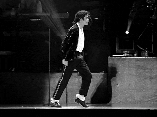 1980년대 마이클 잭슨이 흰 양말을 신고 뒤로 걷는 '문워크' 댄스를 선보이던 공연 모습. /인터넷 캡처