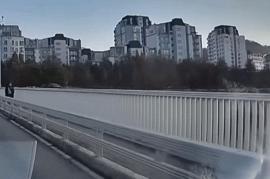 차량을 향해 돌을 던지는 아이. 한문철TV 캡처