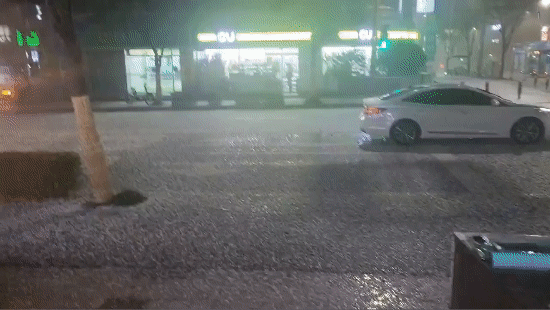 6일 밤 부산에 갑자기 우박이 떨어져 놀란 시민들이 몸을 피하는 등 소동이 빚어졌다. 다행히 다친 사람은 없는 것으로 알려졌다. 부산CBS