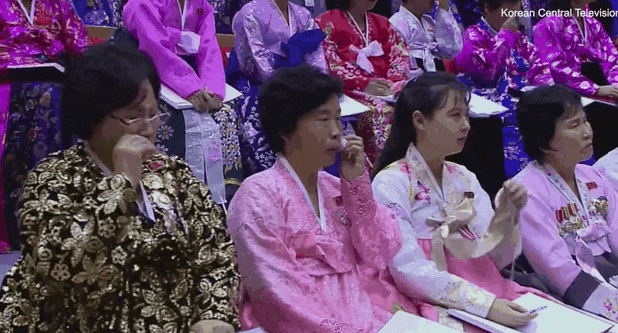 김정은 북한 국무위원장이 지난 3일 평양에서 열린 제5차 전국어머니대회에서 리일환 노동당 비서의 대회 보고 도중 손수건으로 눈물을 닦고 있다. 조선중앙TV 연합뉴스