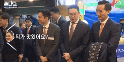 6일 부산 중구 국제시장을 찾은 이재용 삼성전자 회장이 상인에게 "뭐가 맛있냐"고 묻고 있다. /KTV