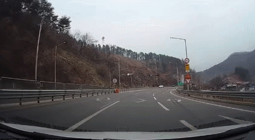 왼쪽 산에서 파란색 벌목 운반 트럭이 추락하고 있다. ‘보배드림’ 캡처