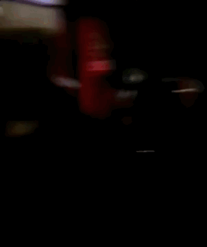 런던 엘리자베스 라인을 운행하는 한 지하철에서 약 4시간여 갇혀 있던 승객들이 철로를 따라 대피하고 있다. [스카이뉴스 갈무리]