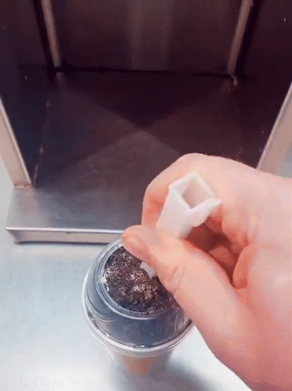 맥플러리 숟가락이 활용되는 과정 / 사진=틱톡@essentialmcdonalds