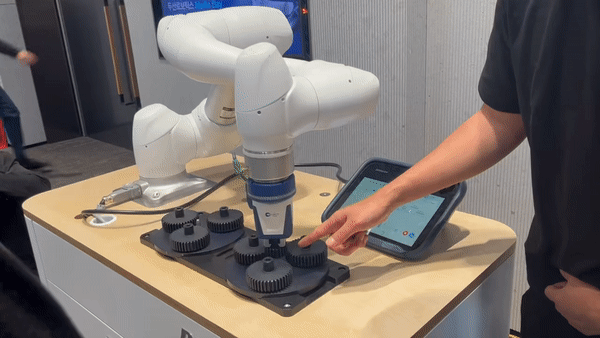 두산로보틱스가 만든 협동로봇. 움직임이 부드러워 사람의 손재주가 필요한 나사조립과 같은 작업도 원활히 수행한다./영상=정민주기자