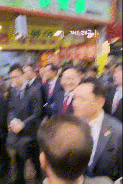 지난 6일 부산 깡통시장에서 시민들이 ‘이재용’을 연호하자 손가락을 입에 대며 “이름 부르지 말아달라”고 요청하는 이재용 삼성전자 회장. (사진=인스타그램 @j_beauty_love_kje)