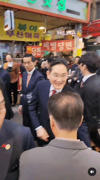 이재용 삼성전자 회장이 부산 깡통시장 방문 당시 모습. /사진=-온라인 커뮤니티