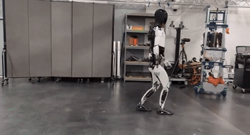 체육관으로 보이는 곳에서 두 팔을 앞으로 뻗고 무릎을 90도 각도로 꿇는 스쾃 동작을 하고있다. 사진=트위터 캡쳐