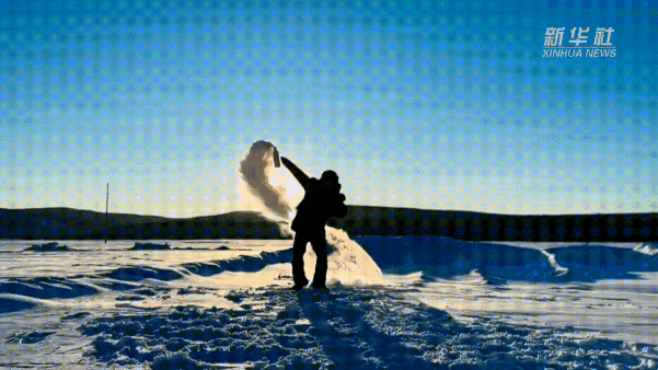 중국에서 가장 추운 지방 중 한 곳인 모허에서 뜨거운 물을 뿌리면 공중에서 얼어붙는 '포수이청빙(潑水成氷)' 놀이를 하고 있다. 신화