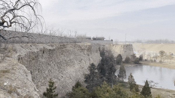 지난 12일 중국 닝샤후이족자치구 인촨시 허란산에 있는 즈후이위안스 와이너리. 와이너리가 들어서기 전의 모래, 자갈 채석장 일부를 보존해뒀다./이윤정 기자