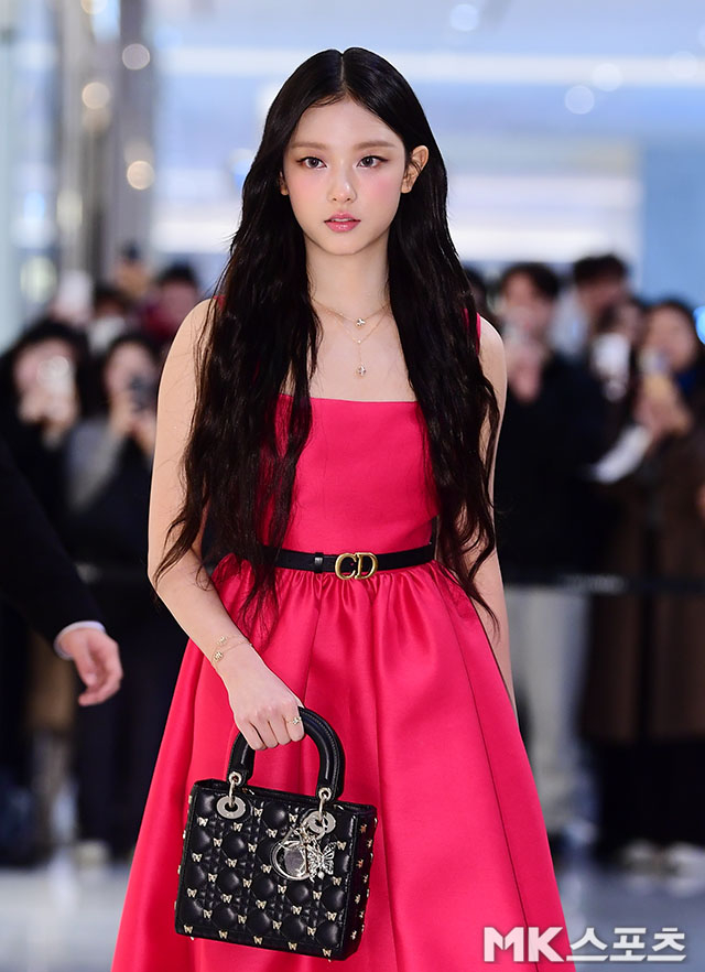 뉴진스 빨강 이미지
