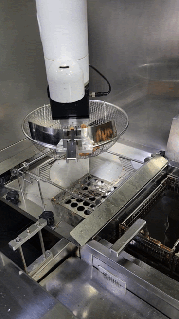 다산동 교촌치킨 점포에서 조리로봇이 튀긴 치킨조각들의 기름을 털고 있다. 김벼리 기자