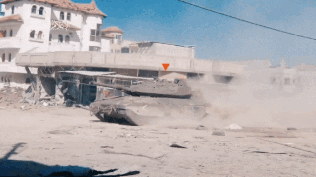 팔레스타인 무장단체 하마스가 공개한 영상애서 이스라엘군 주력 전차 메르카바의 놀라운 방어 시스템을 보여주고 있다. 사진=엑스(트위터) 캡처