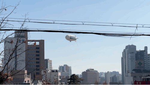 중국 게임사 호요버스가 개발한 서브컬처 게임 '원신' 이용자들은 21일 서울 마포구 '원신 카페 인서울' 인근 상공에서 비행선을 띄웠다./사진=비즈워치