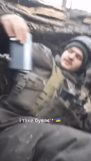 몸에 지닌 스마트폰으로 목숨을 구한 우크라이나 군인. [이미지출처=온라인 커뮤니티 레딧 캡처]