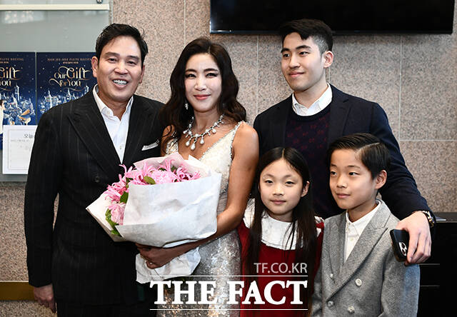 '한지희 독주회 외조' 정용진, '어깨에 손 올린' 큰아들 해찬 씨 [TF포착]