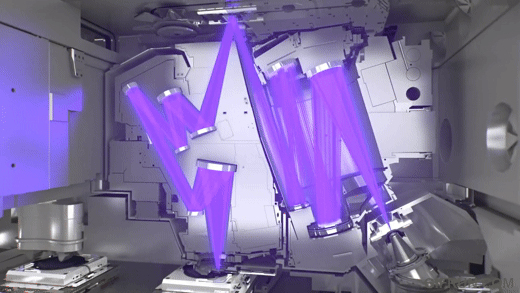 ASML EUV 진공챔버 내 노광과정. 오른쪽 아래에서 나온 EUV 광원은 위쪽 미러블록과 아래쪽 미러블록을 거치면서 집광된 후 위쪽 마스크(좌우로 움직이는 물체)에서 회로 정보를 받은 후 다시 미러블럭을 거쳐 하단의 웨이퍼(움직이는 원판)에 패턴을 그리게 된다./사진제공=ASML